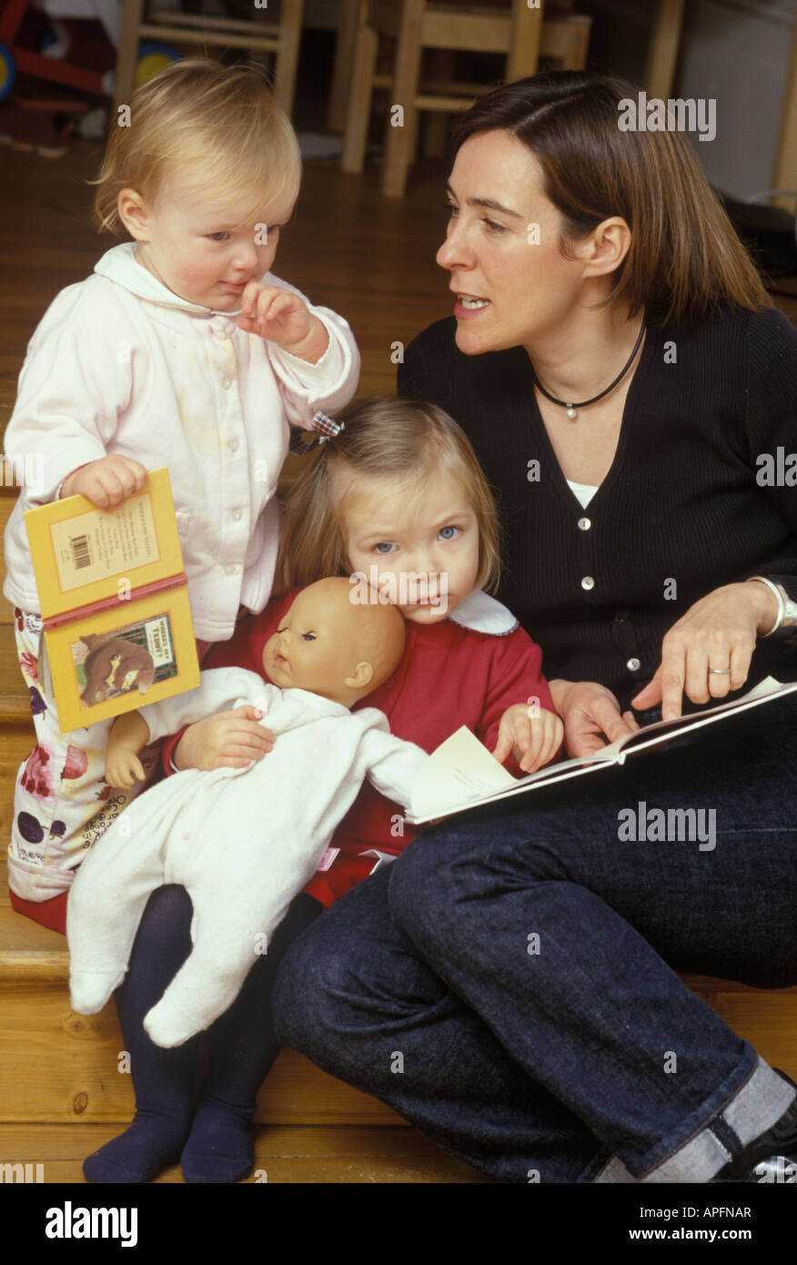Mutter von zwei Kindern Lesen Stockfoto