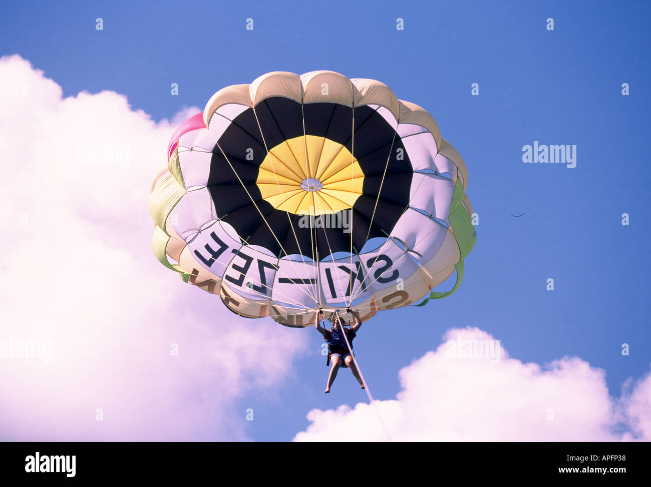 Parasailing Fallschirm Mitte Luft gegen Himmel Stockfoto