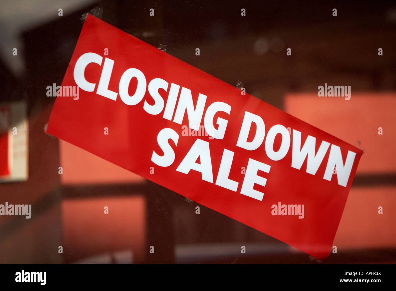 Schließen Sie den Verkauf in einem Geschäft Fenster Belfast Grafschaft Antrim Nordirland Vereinigtes Königreich Stockfoto