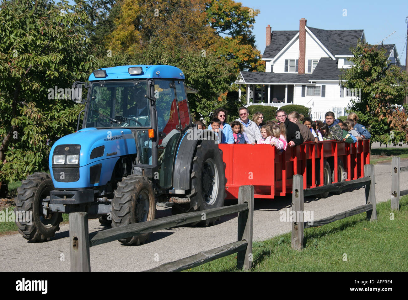 Michigan St. Johns, Onkel John's Cider Mill, Heufahrt, Traktor, Familie Familien Eltern Eltern Kind Kinder, Mutter Vater, MI051018093 Stockfoto