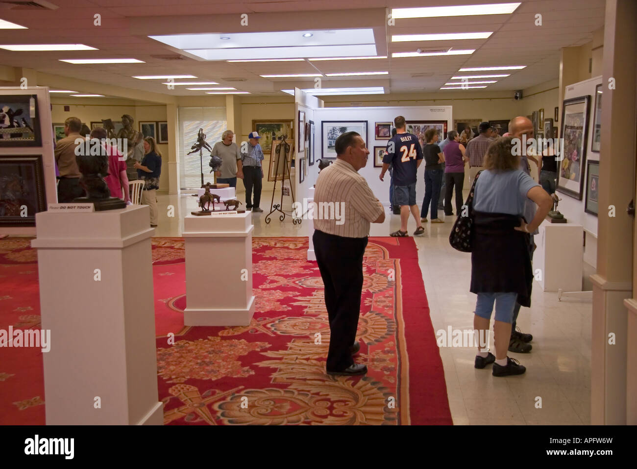 Menschen über Fräsen & schätzen die vielen Kunstwerke auf dem Display auf diese Art Exhibit an der Utah State Fair in SLC, UT, USA Stockfoto