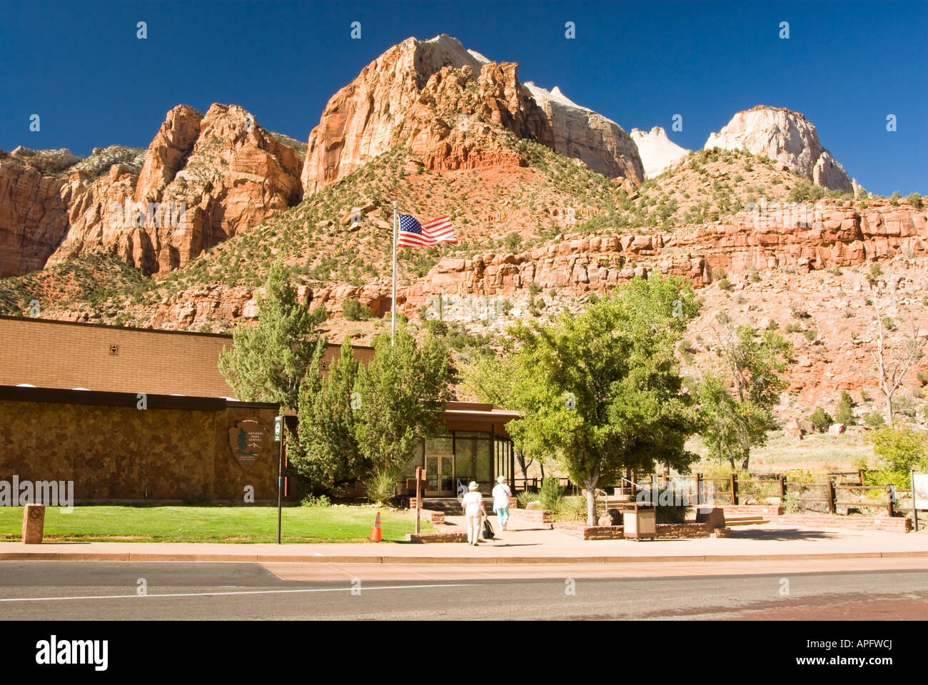 Besucher, die das Human History Museum im Zion National Park im Südwesten Utah Sandstein-Formationen im Hintergrund Stockfoto