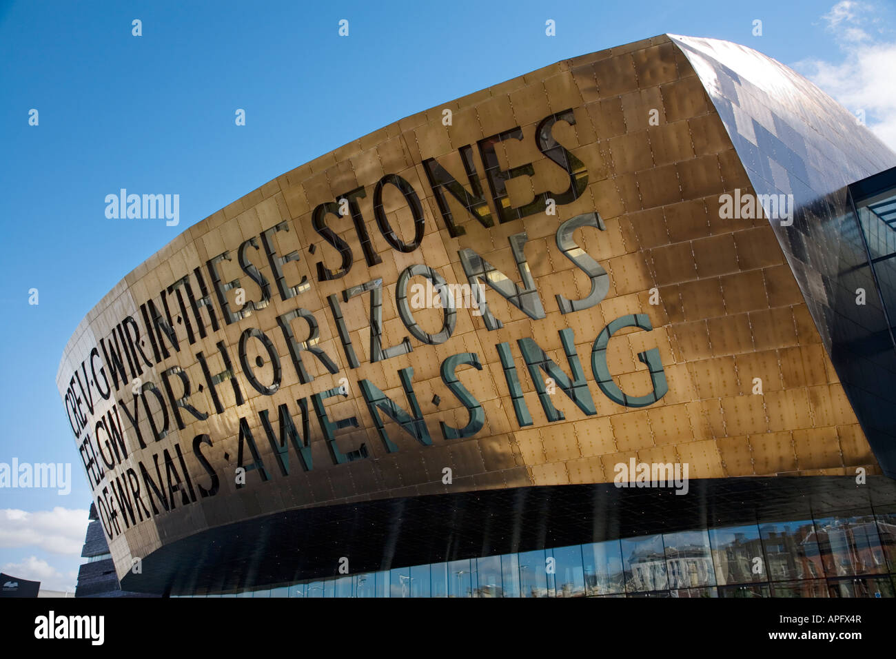 Frontalansicht des Wales Millennium Center mit zweisprachiger Darstellung Botschaft in der Bronzeverkleidung Stockfoto