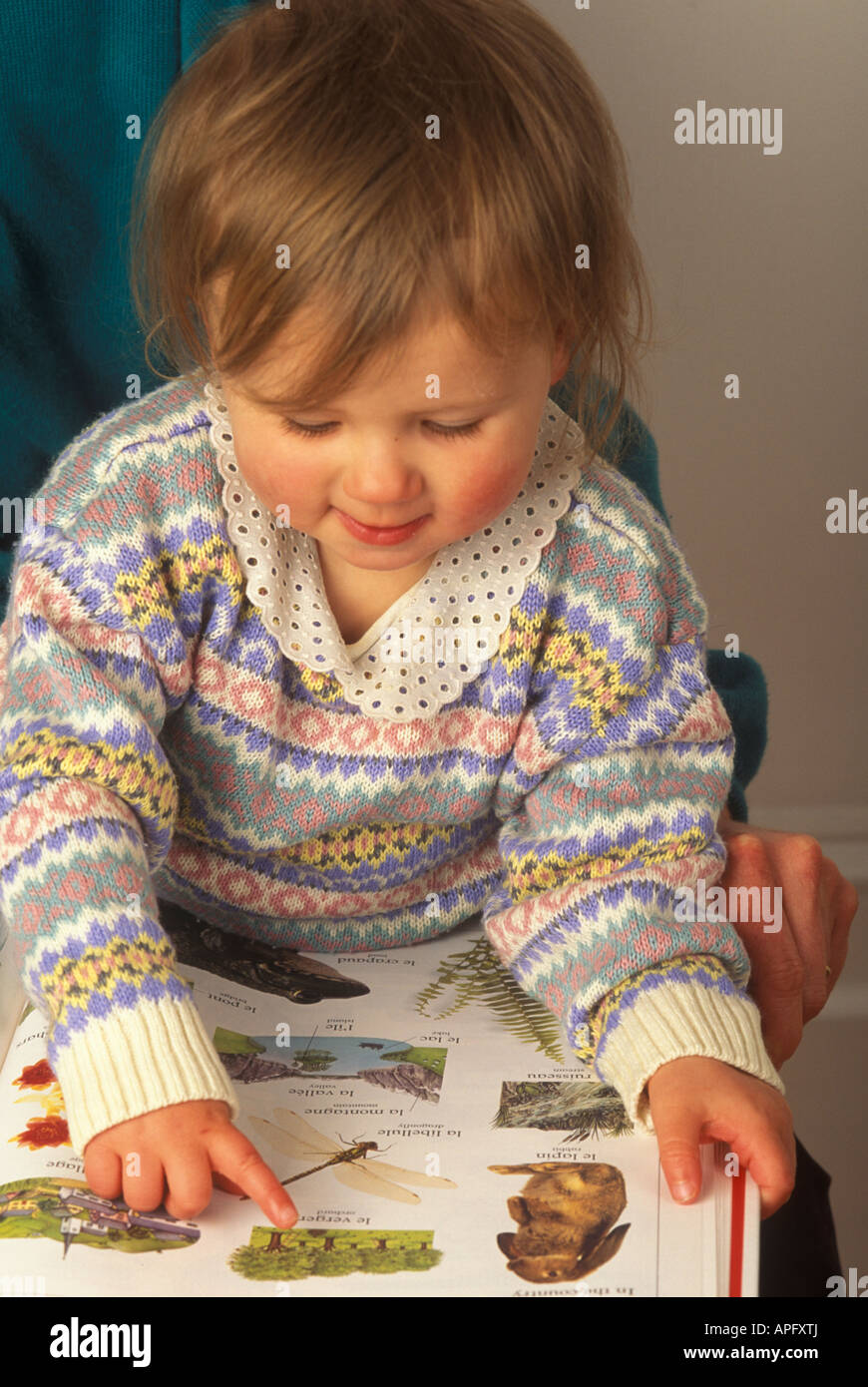 Kleinkind ein Bilderbuch zu betrachten Stockfoto