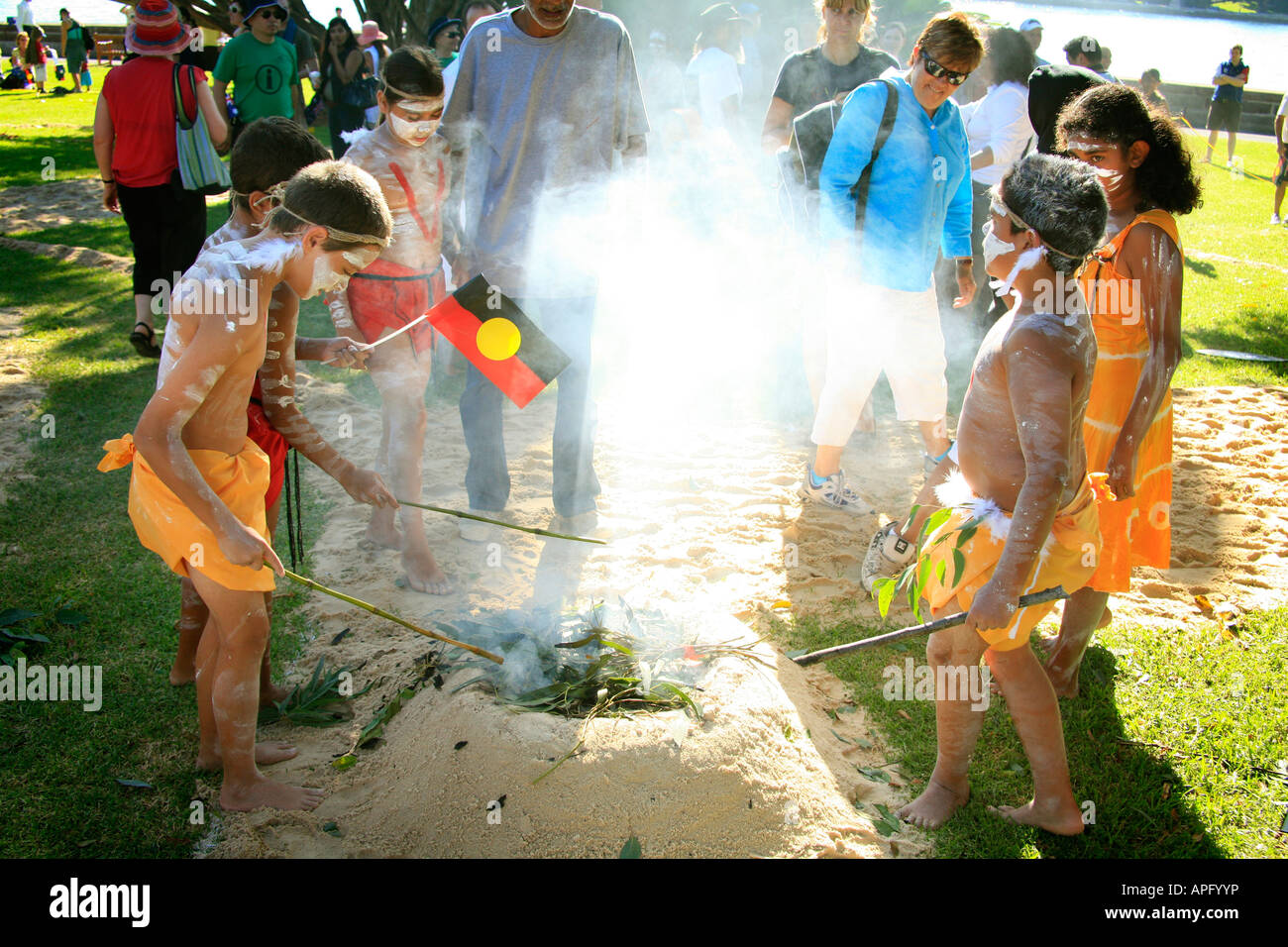 Der Australia Day Aborigines Rauchen Zeremonie in Sydney Botanic Gardens Stockfoto