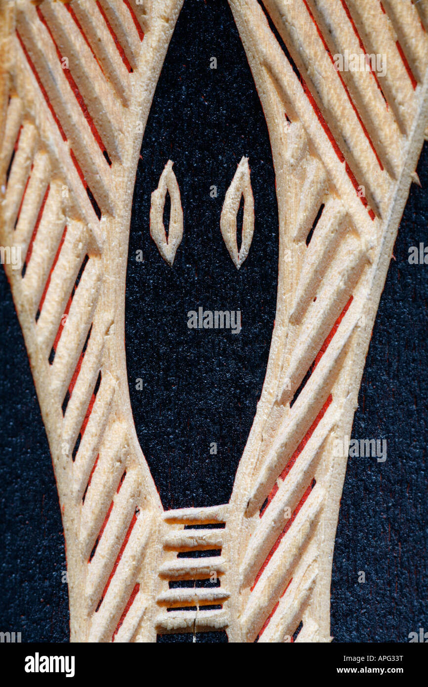 Traditionellen australischen Aborigines primitiver Kunst Holzschnitzerei, Nahaufnahme von symbolischen Schlangenkopf. Stockfoto