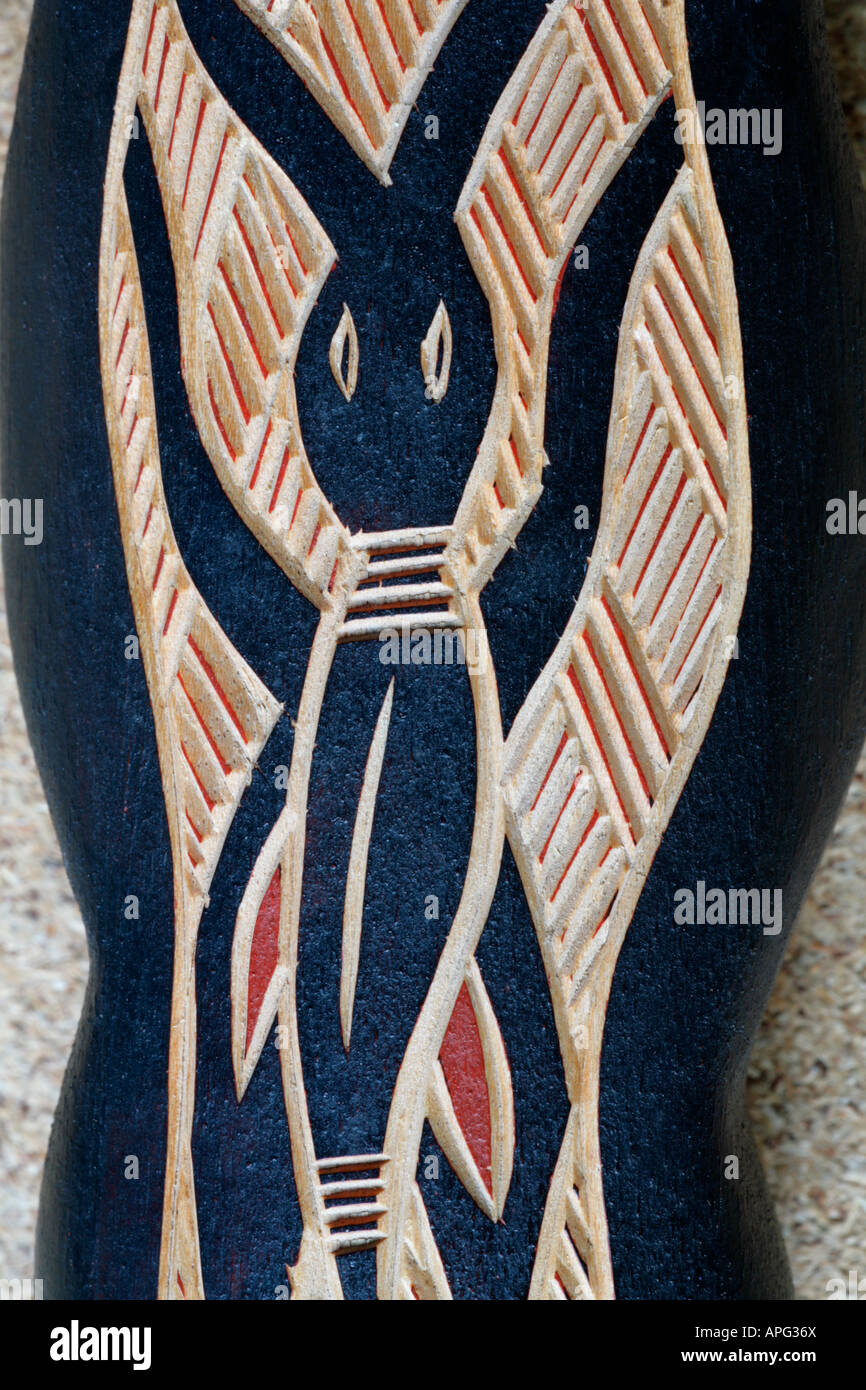 Traditionellen australischen Aborigines primitiver Kunst Holzschnitzerei symbolische Käfer. Stockfoto