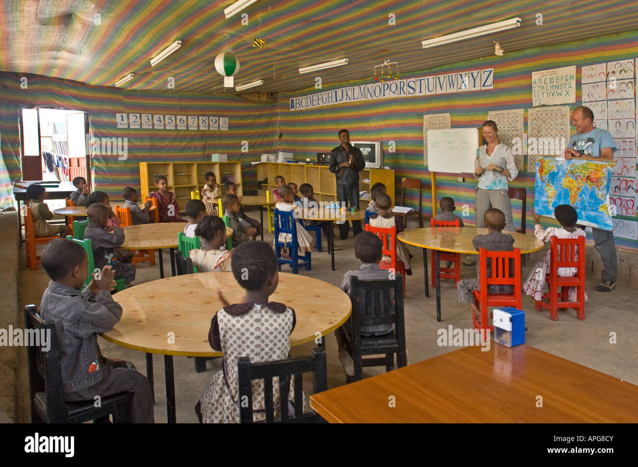 Die Kinder achten auf die Lehrer im Unterricht von einem Sponsorenlauf Schule. Stockfoto