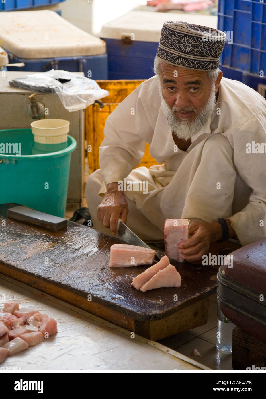 Omanische schneiden Thunfisch auf dem Fischmarkt in Muttrah, Oman Stockfoto