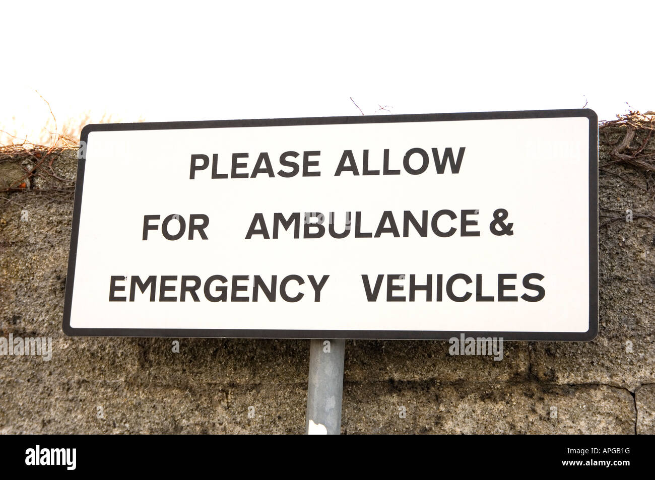 Ein Zeichen Leute fragen, um Platz für Krankenwagen und Einsatzfahrzeuge zu ermöglichen, beim parken Autos Dublin Irland Stockfoto