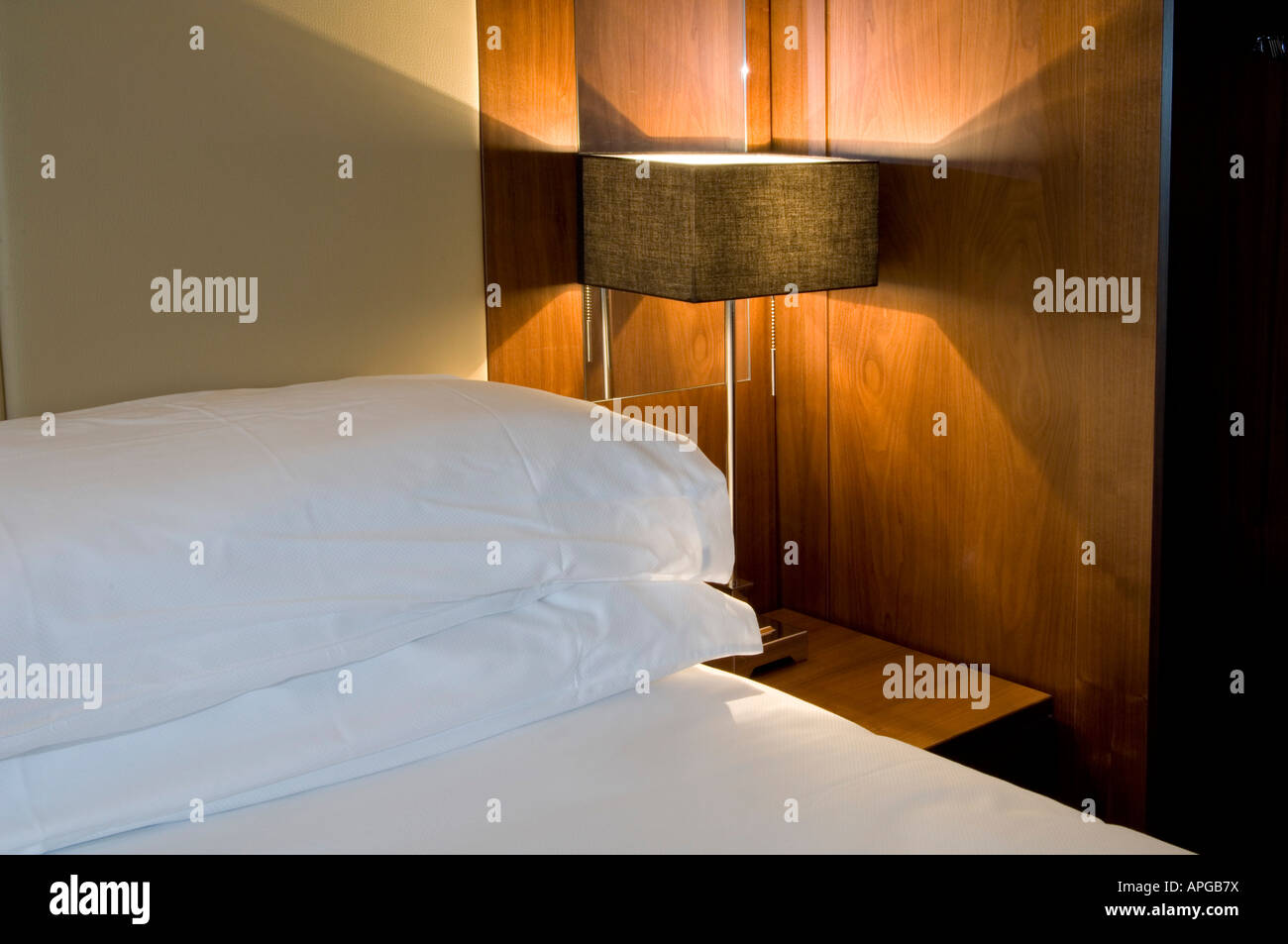 In einem modernen Hotel Schlafzimmer sauber einfache Linien Stockfoto