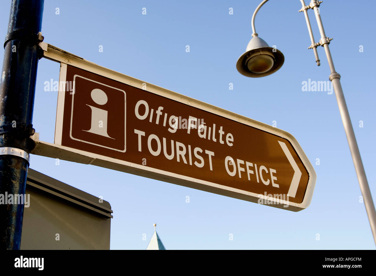 Die offizielle Roadsign weisen den Weg zu eine Touristeninformation in Irland Stockfoto