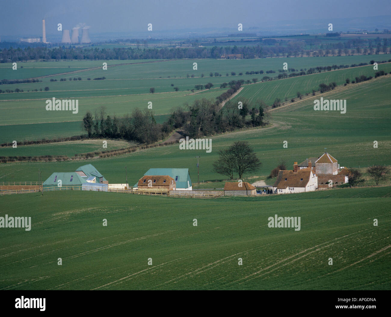 Isolierte Oxfordshire Bauernhof unter Frühling Getreide ernten Stockfoto