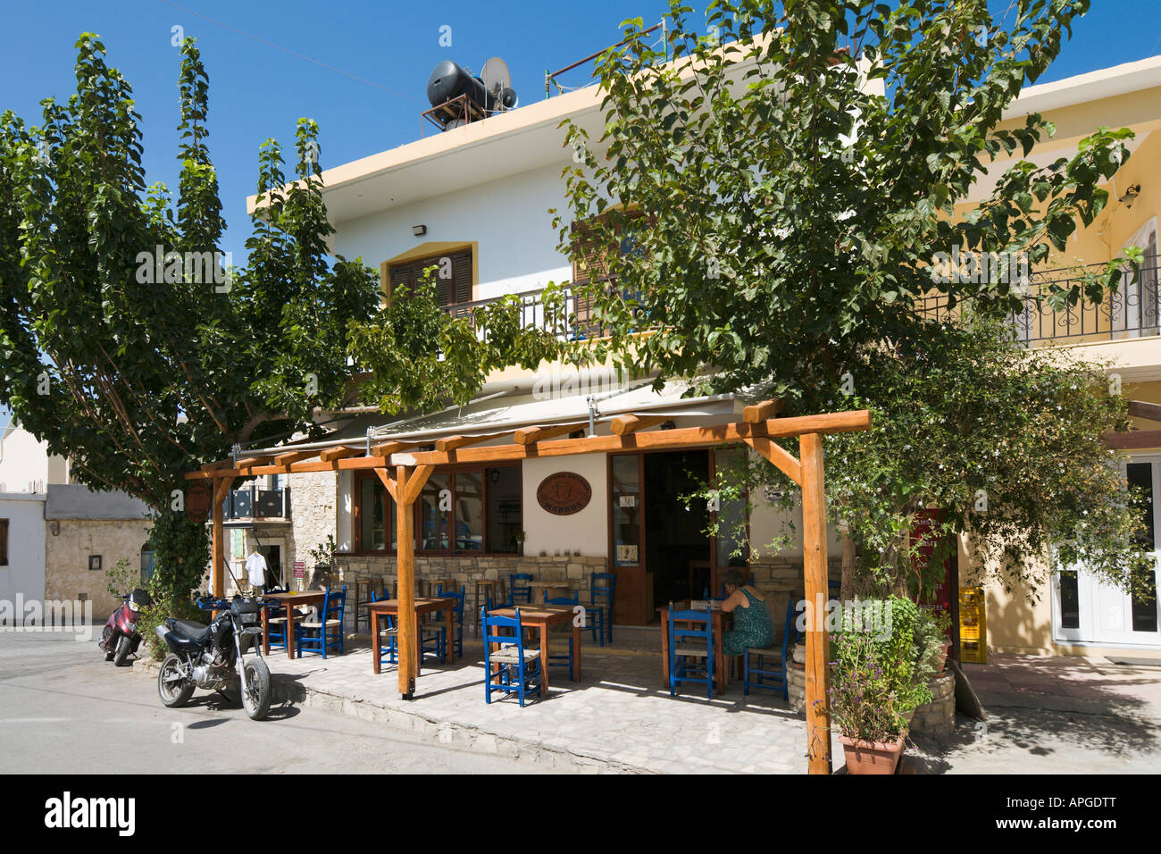 Dorf Taverna Dorfzentrum Kamilari Messara Ebene Heraklion Provinz Kreta Griechenland Stockfotografie Alamy