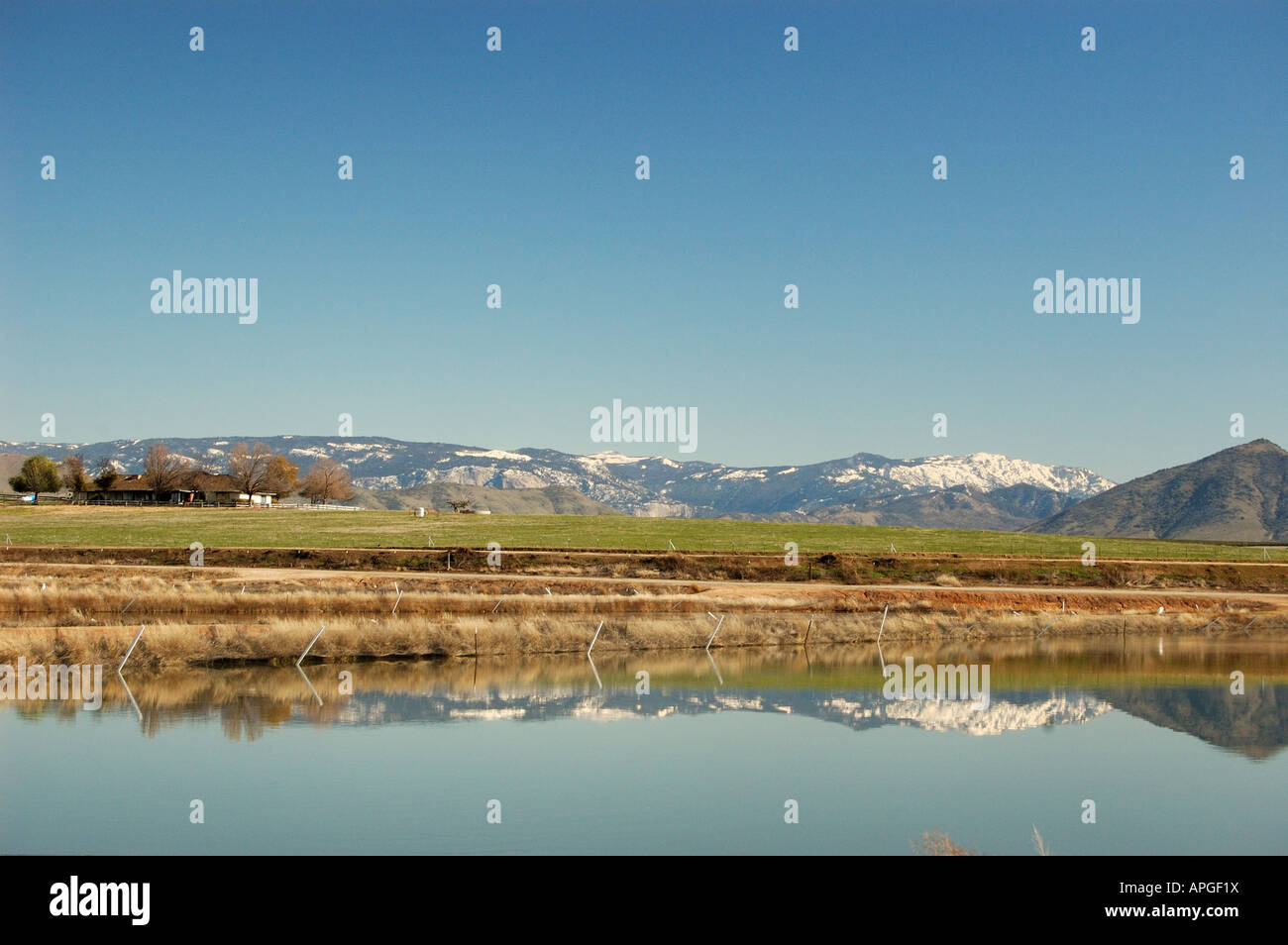 Fisch Brüterei Central Valley in Kalifornien in der Nähe von Fresno Sierra Nevada Berge im Winter Stockfoto