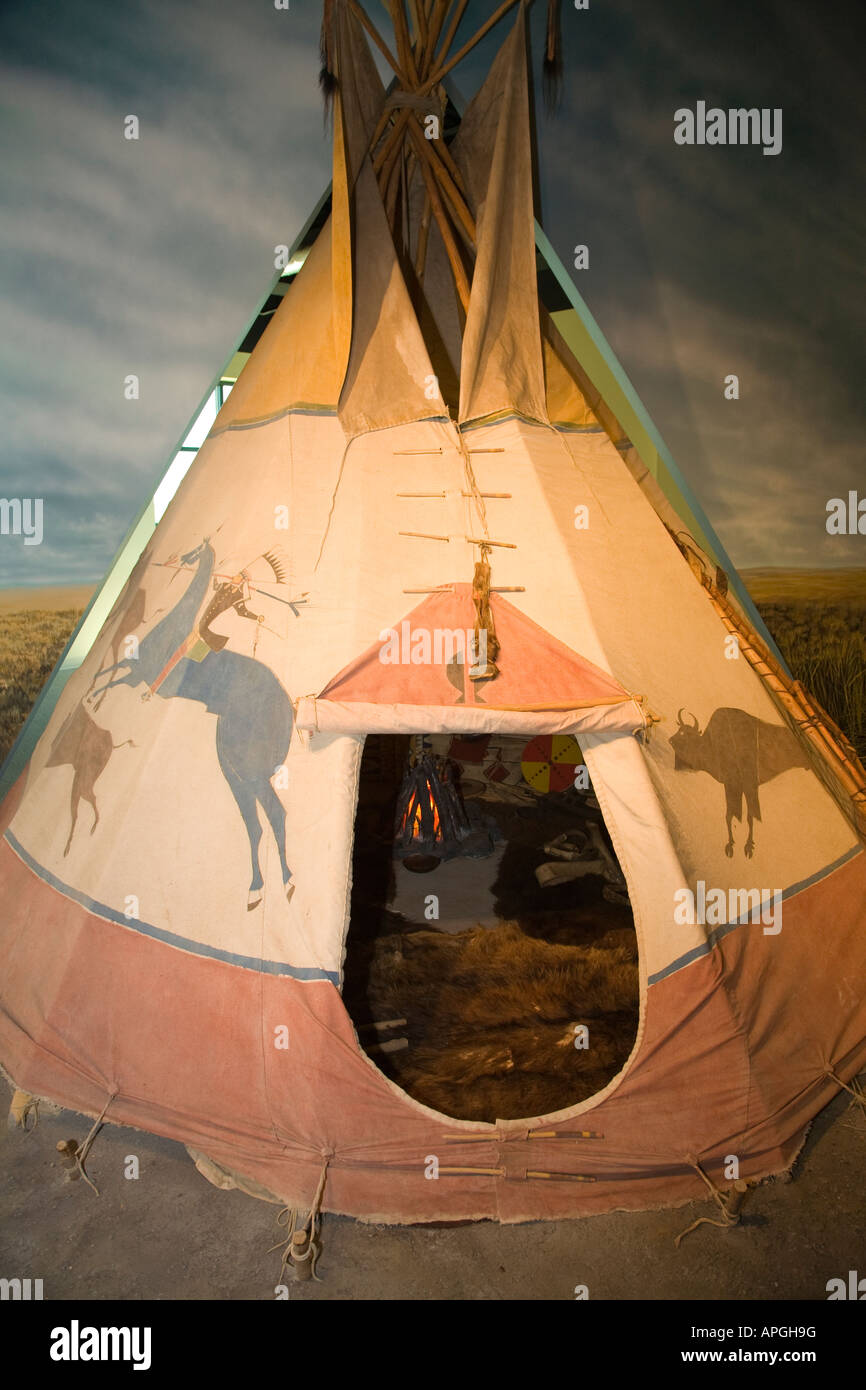 ILLINOIS Rockford Zeichnungen und Eingang zum Tipi Indianer mobile Haus aus Tierhäuten gestreckten Jagdszene Stockfoto