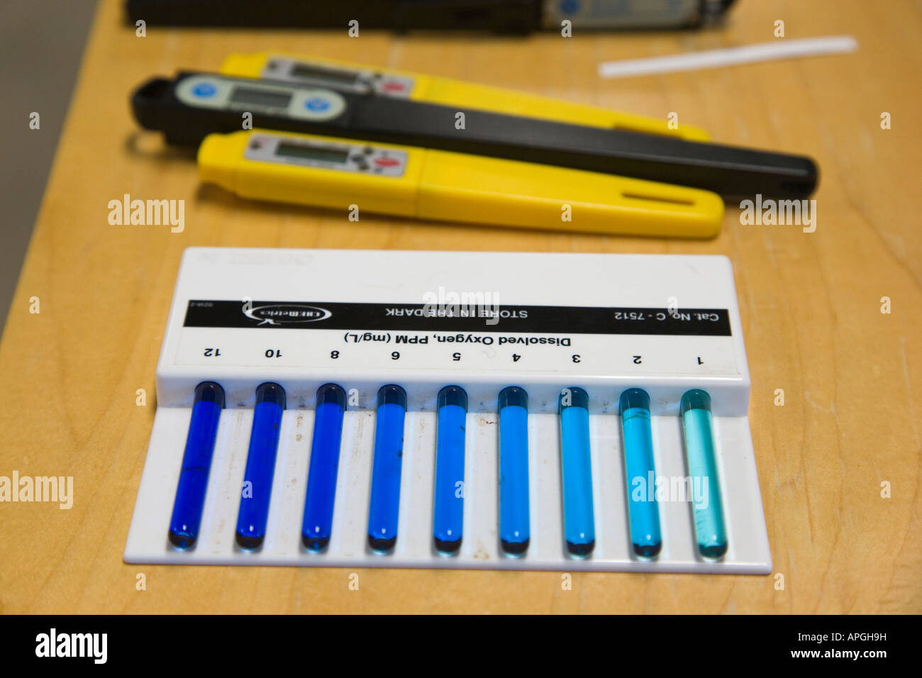 ILLINOIS Rockford Durchstechflaschen mit blauen Flüssigkeit gelösten Sauerstoff Messung Werkzeuge pädagogische lab Stockfoto
