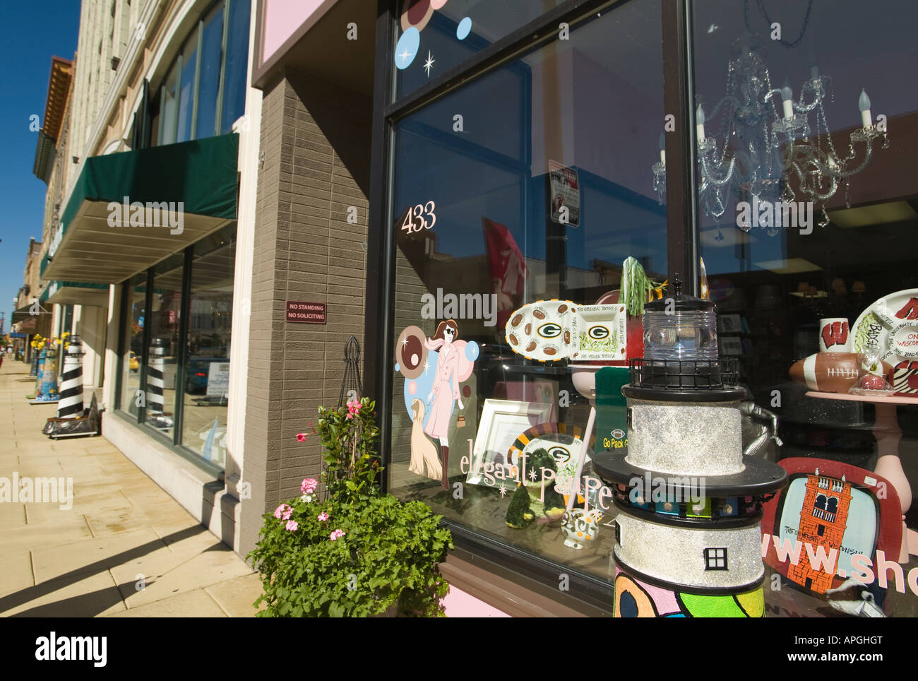 WISCONSIN Racine lackiert Leuchtturm auf die Innenstadt von Bürgersteig öffentlichen Thema Kunst im Einkaufs- und Geschäftsviertel Bezirk elegante Pauper store Stockfoto