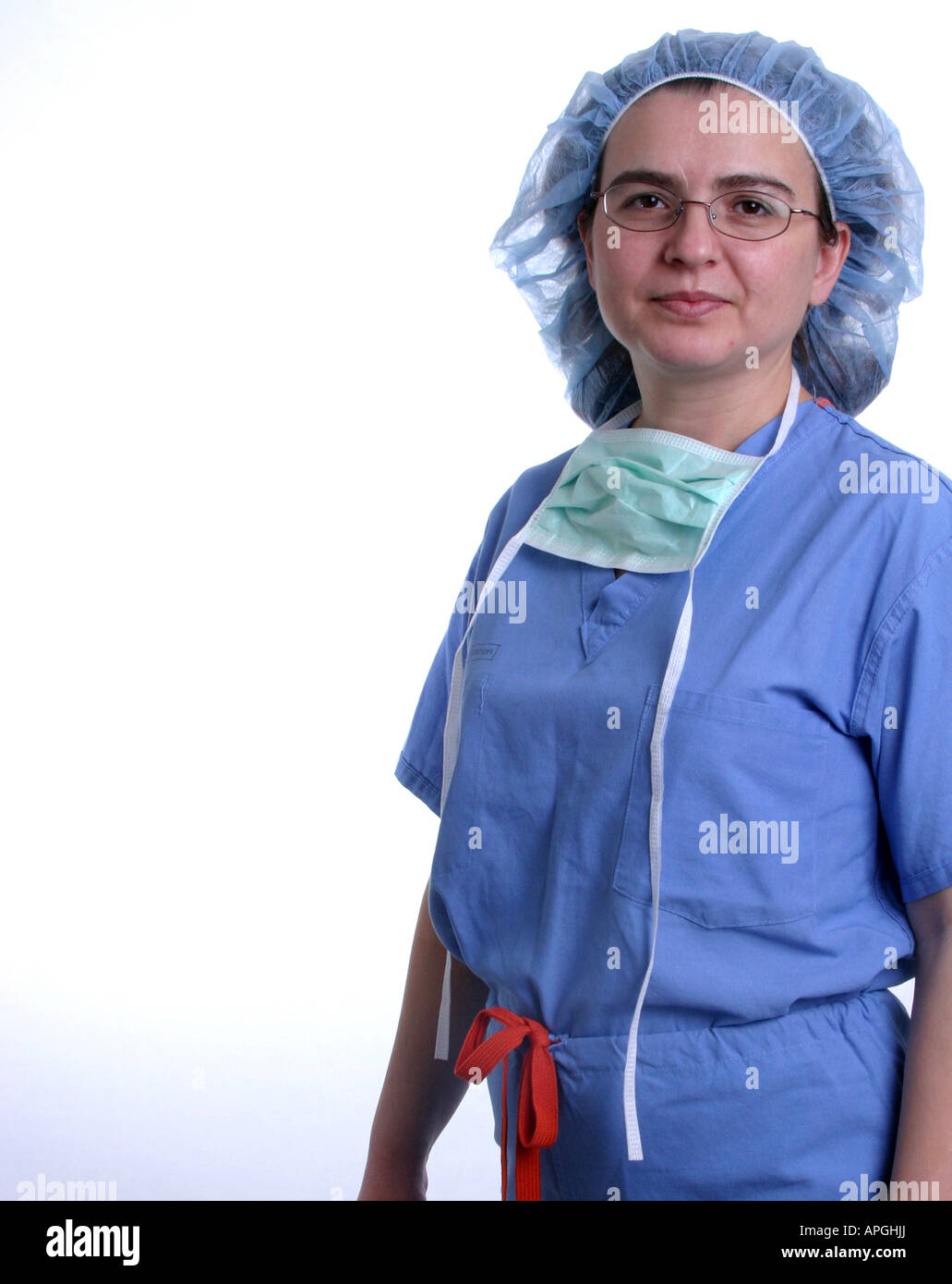 Eine Krankenschwester oder Chirurg, Peelings und eine chirurgische Maske um den Hals tragen. Stockfoto