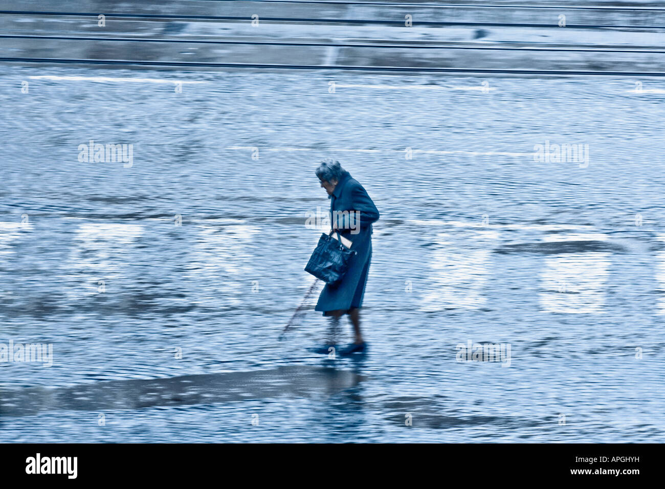 FUßGÄNGER IM REGEN Stockfoto