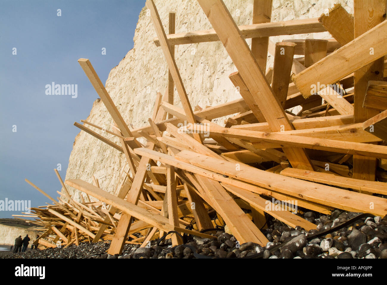 Holz am Strand bei Birling Gap an der East Sussex Küste von der griechischen registrierte Frachtschiff Ice Prince angespült. Stockfoto