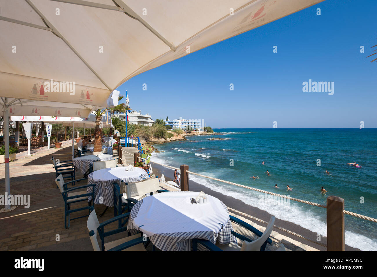 Direkt am Meer Taverna, Hersonissos, Nordküste, Kreta, Griechenland Stockfoto
