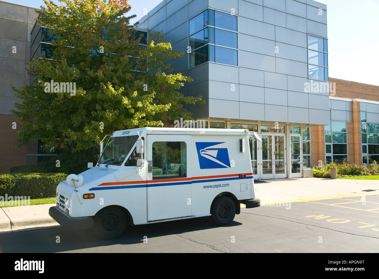 ILLINOIS Rockford USPS Post Post LKW geparkt vor Museum Gebäude Stockfoto