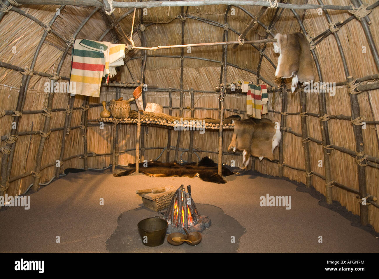 ILLINOIS Rockford Interieur der Wigwam Indianer Haus Plains Indianer decken, Töpfe und Tierhäute Stockfoto