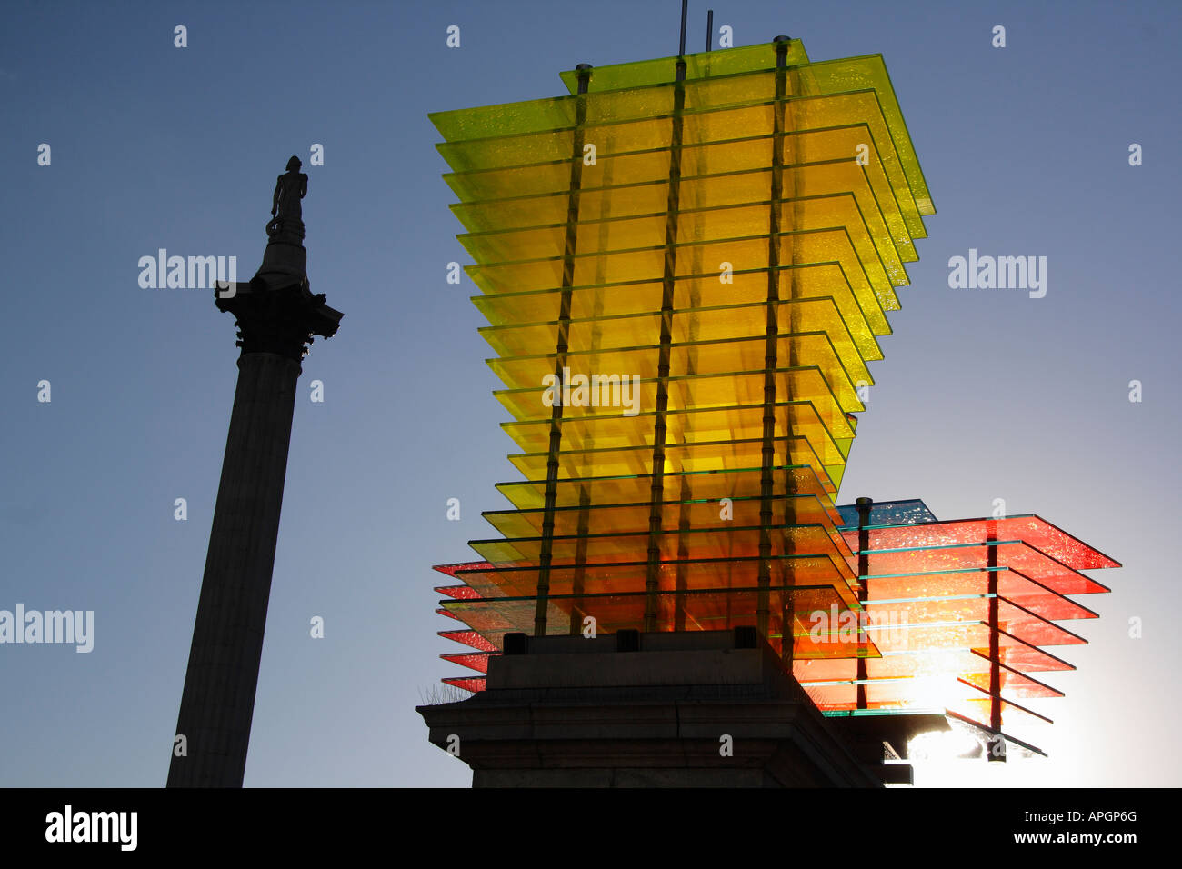 Nelson Säule und moderne Skulptur in Trafalgar Square 2 Stockfoto