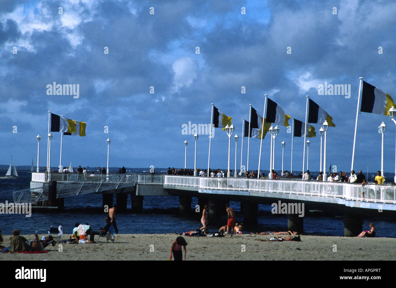 Horizontale Farbfoto des Thiers Piers mit ihren Fahnen am Strand von Arcachon, Gironde, Stockfoto