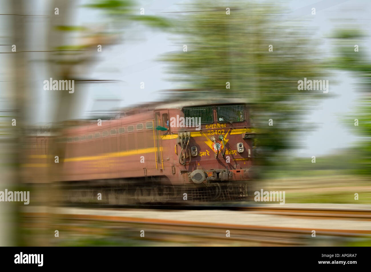 Ein Zug auf Gleis Orissa, Indien Stockfoto