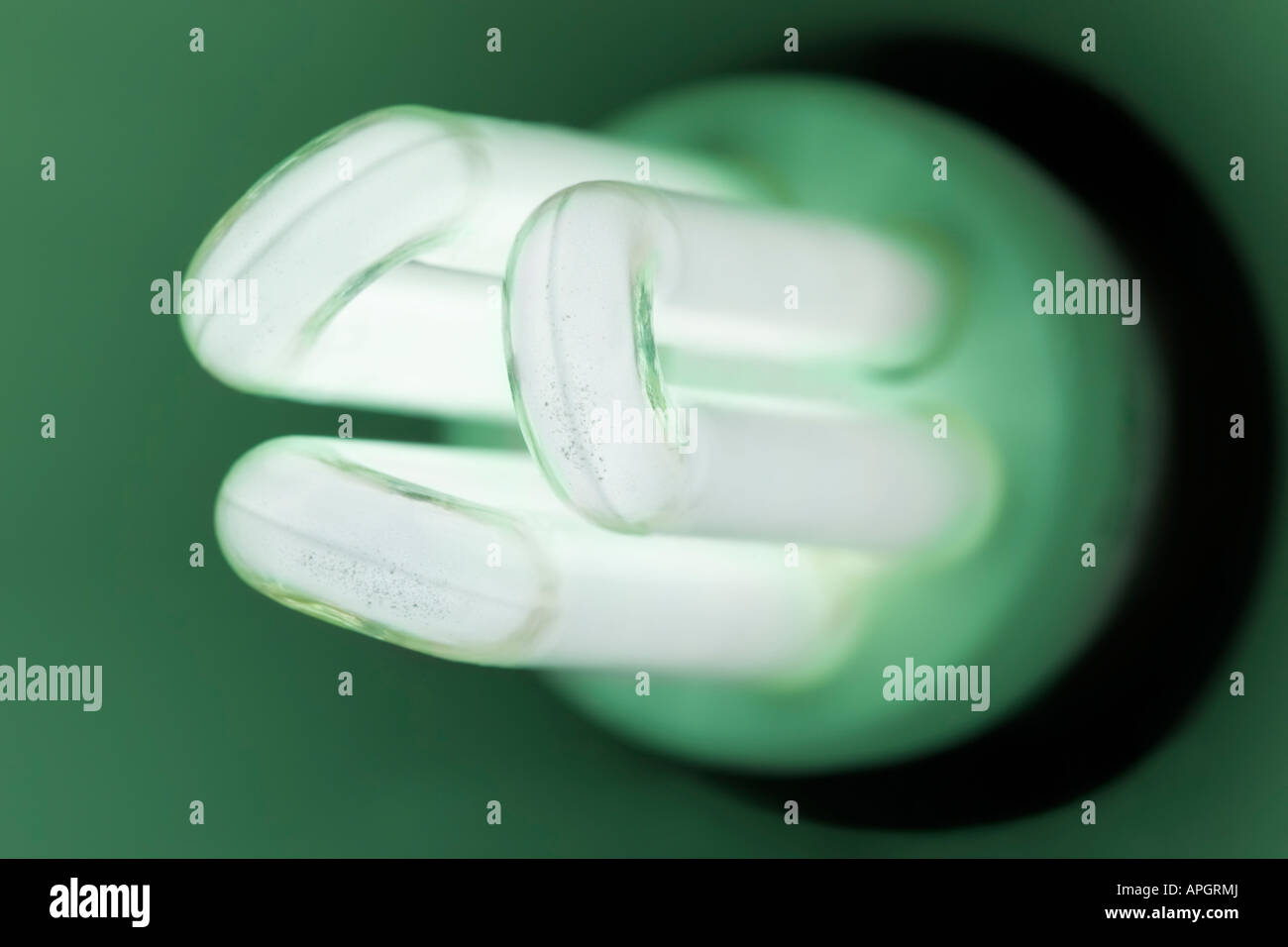 Eine Energiesparlampe mit Grünstich. Stockfoto