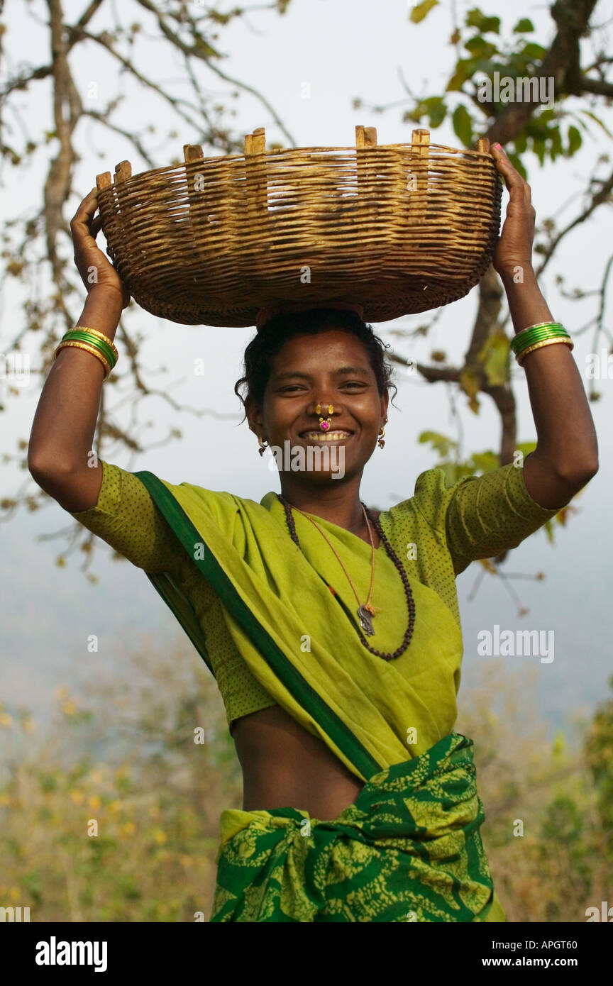 Frau mit Korb auf Kopf Orissa, Indien Stockfoto