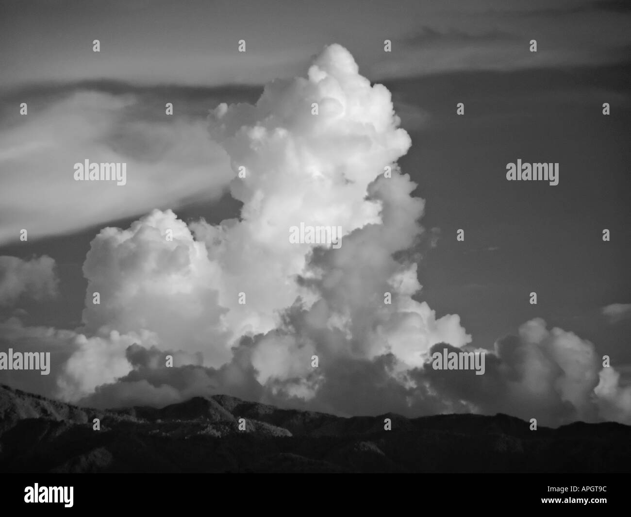 Wolken bilden über Himalaja von Nepal Kathmandu Tal gesehen Stockfoto