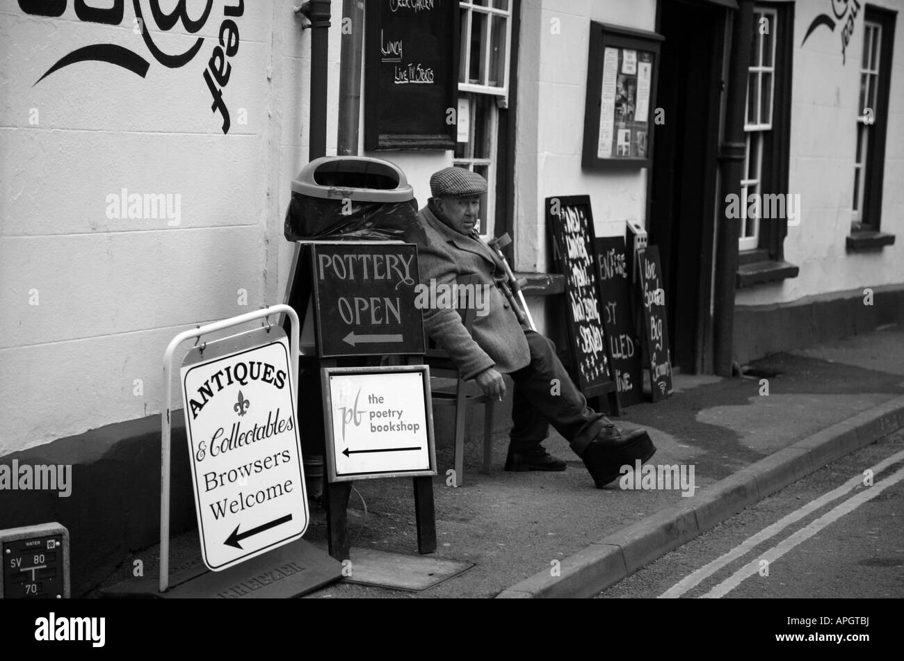 Alter Mann vor Pub, Hay on Wye, Powys, Wales, UK Stockfoto