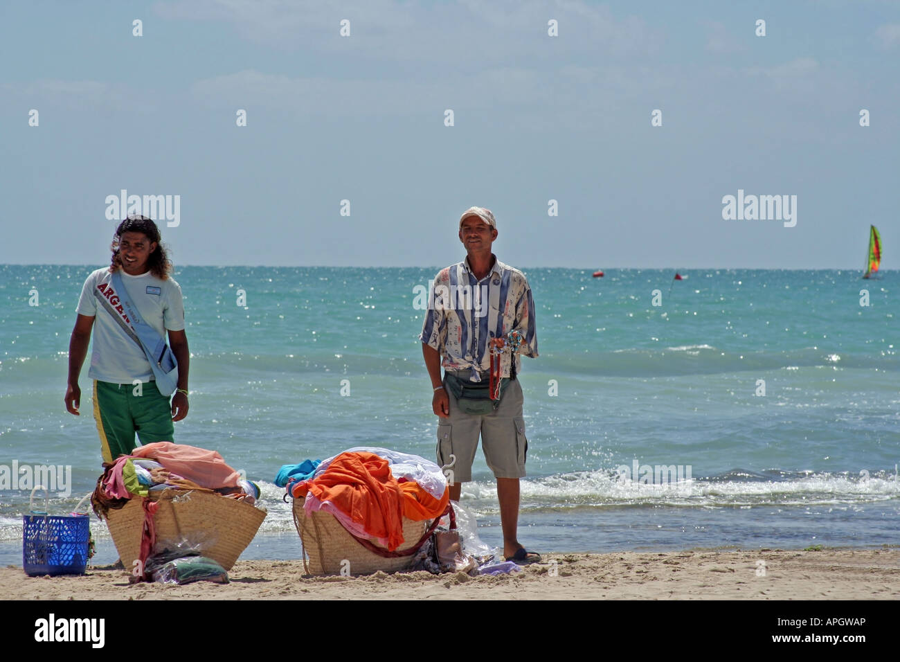 Männer verkaufen Sachen am Strand von Djerba, Tunesien. Stockfoto