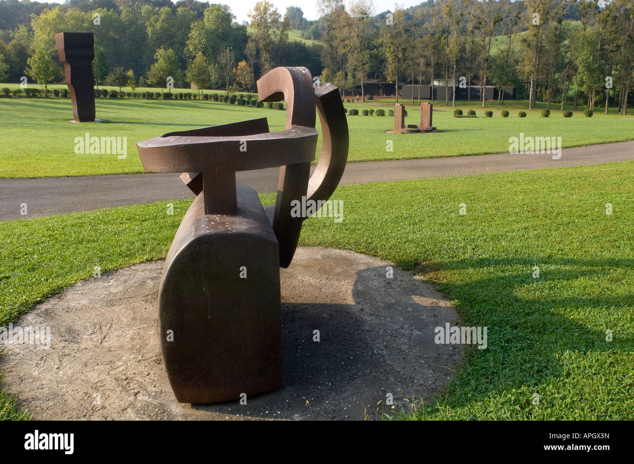 Abstrakte Skulpturen von Eduardo Chillida in Chillida Leku Park in der Nähe von San Sebastian, Spanien Stockfoto