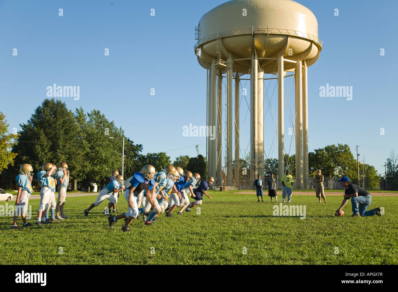 WISCONSIN Racine Mitte Schülerinnen und Schüler mit Fußball Praxis Feld in der Nähe von Wasserturm Stockfoto