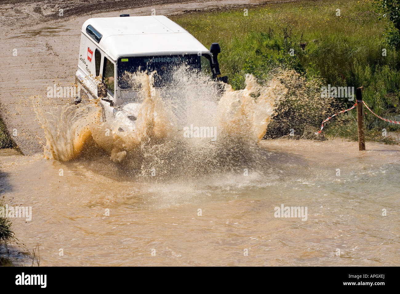 Landrover Defender in Fluss plantschen Stockfoto