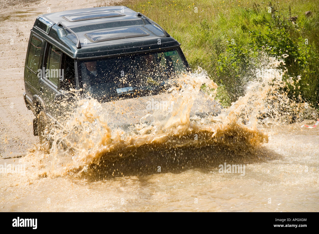 Landrover Discovery Spritzwasser in Fluss Stockfoto