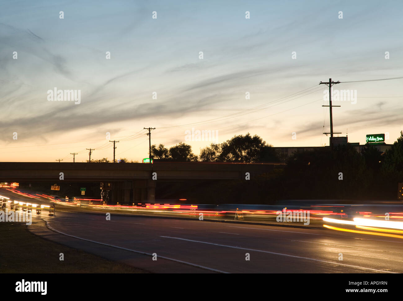 ILLINOIS Rockford verwischen der Scheinwerfer und Rückleuchten auf großen Straße in der Nähe von Autobahn bei Nacht Bewegung der Fahrzeuge mvoing Stockfoto