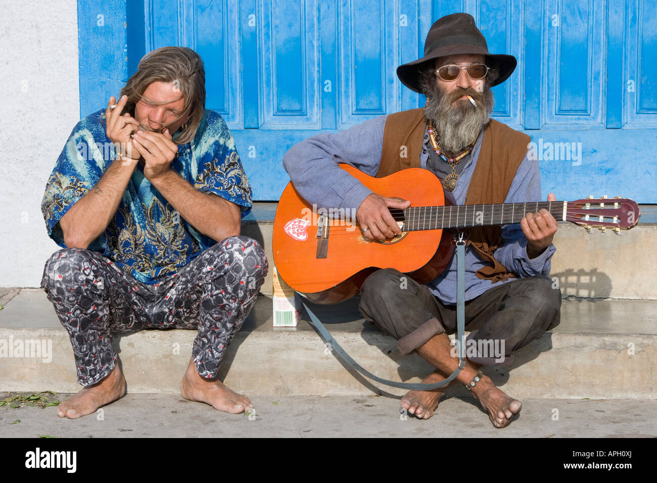 Zwei Hippies machen Musik, die auch heute viele Hippies und Aussteigern kommen auf die Insel Stockfoto