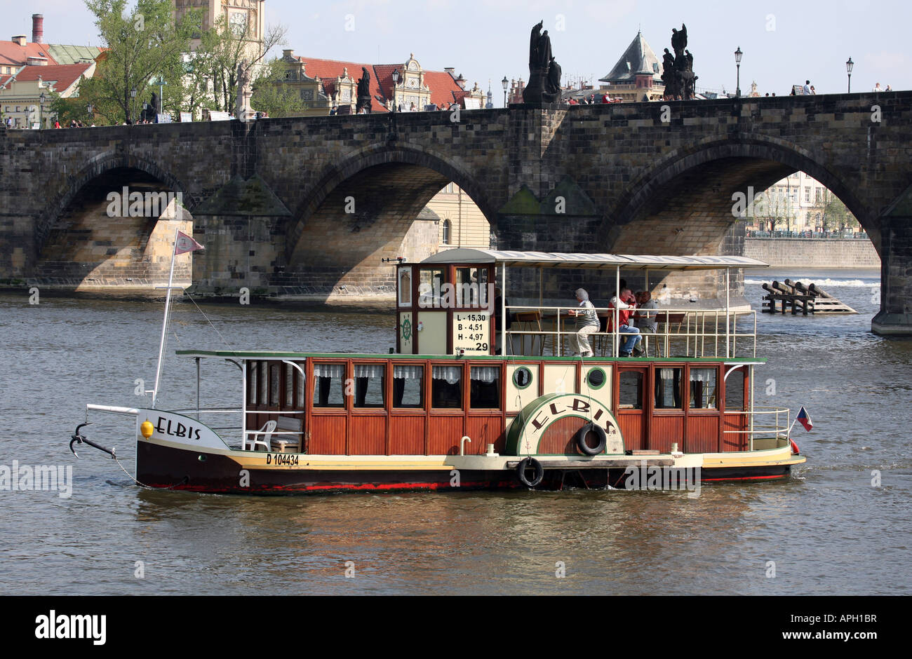 Ein Holzboot geht vor Karlsbrücke, Moldau, Prag, Tschechische Republik, Europa Stockfoto