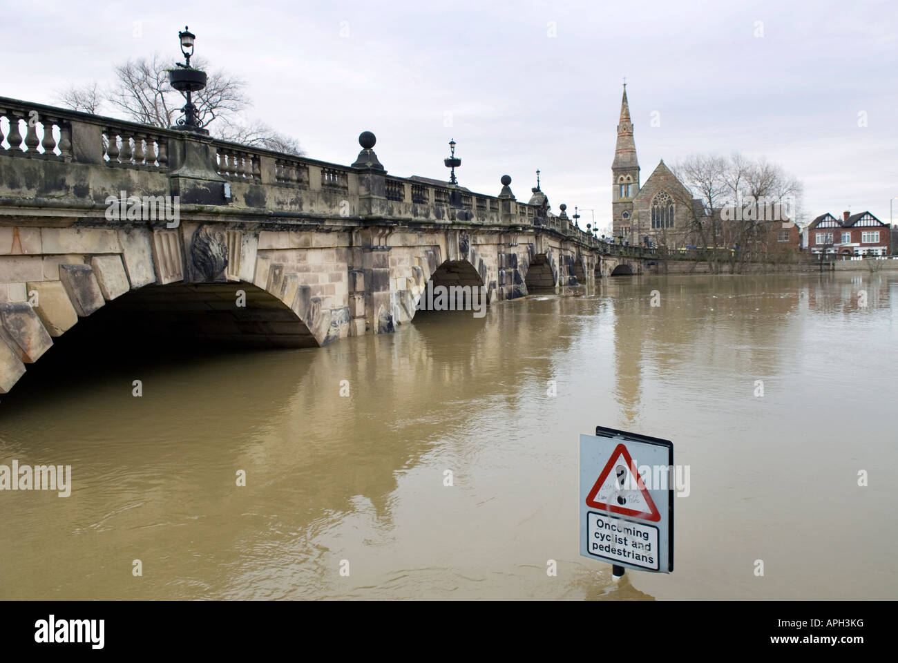 Überschwemmungen des Flusses Severn an der englischen Brücke, Shrewsbury, Januar 2008 Stockfoto