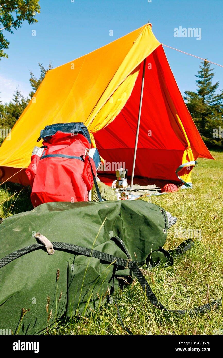 Schöne und natürliche Campingplatz an einem hellen Sommertag Stockfoto