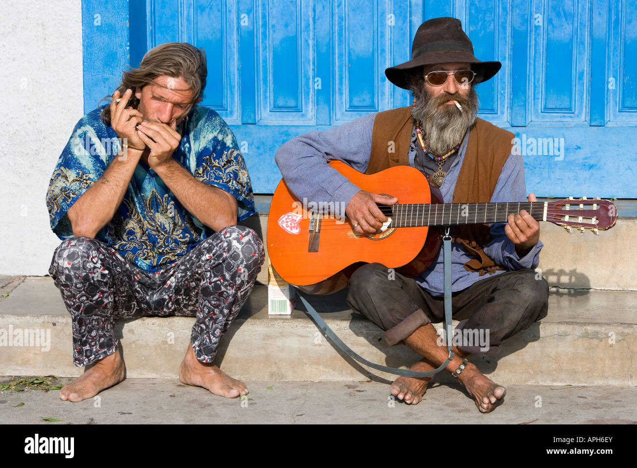 Spanien, Kanarische Inseln, La Gomera, zwei Hippies sind musizieren auch heute viele Hippies und Aussteigern kommen auf die Insel Stockfoto