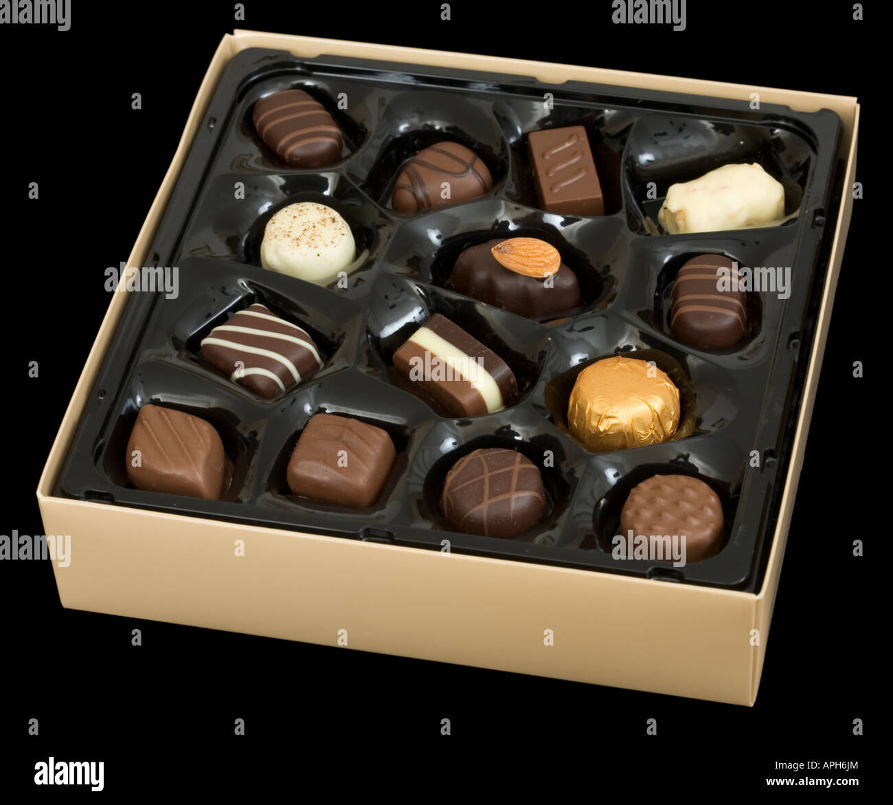 Goldfarbene Pralinenschachtel isoliert auf schwarz Stockfoto