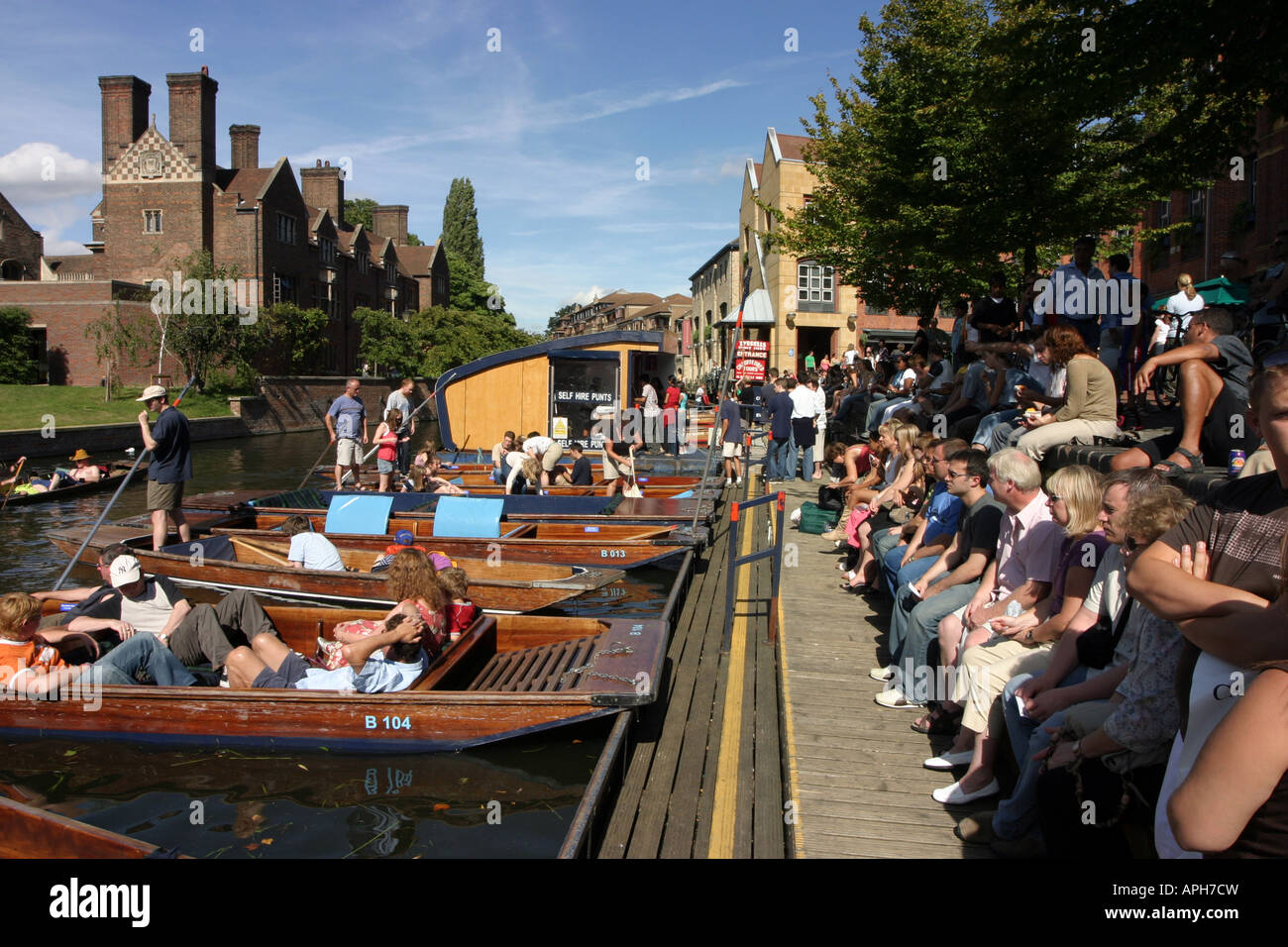 Menschen-Warteschlange einen Punt, Magdalena Bridge, Cambridge, England zu mieten Stockfoto