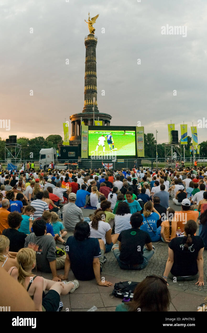 Menschen beobachten 2006 World Cup-Finale auf der Fanmeile Stockfoto