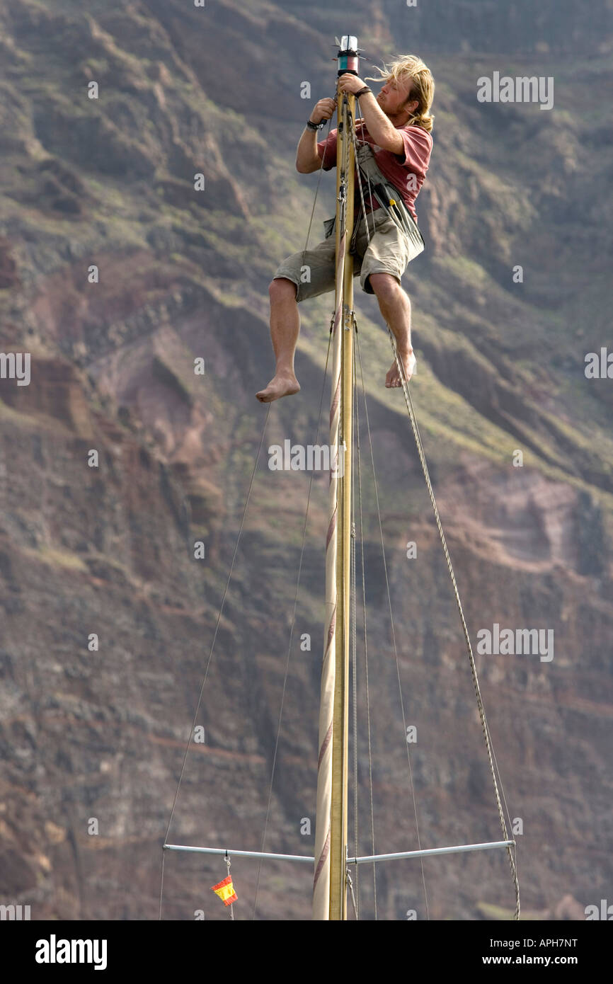 Spanien, Kanarische Inseln, La Gomera, Mann Überholungen den Mast eines Segelbootes im Hafen Vueltas im Valle Gran Rey Stockfoto
